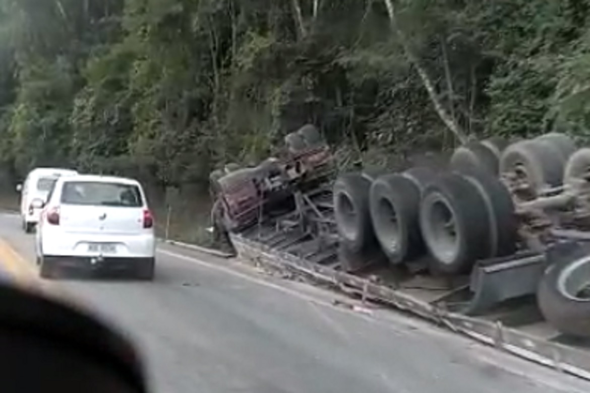  Carreta tombou enquanto trafegava pela 262