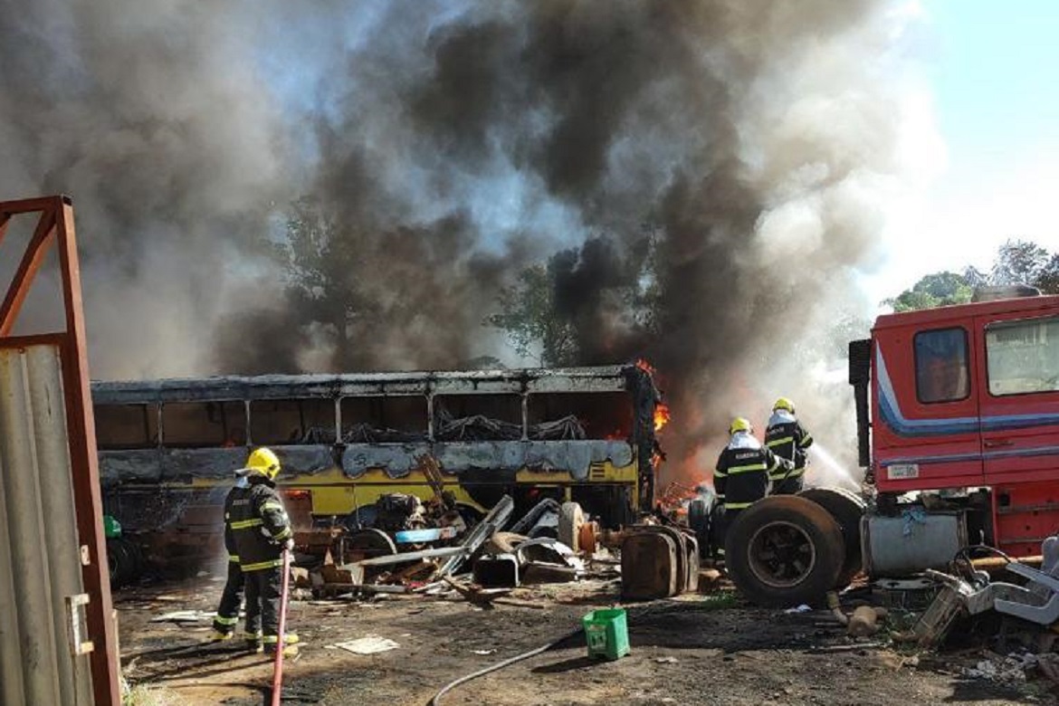  Veículos pegam fogo durante incêndio em ferro-velho