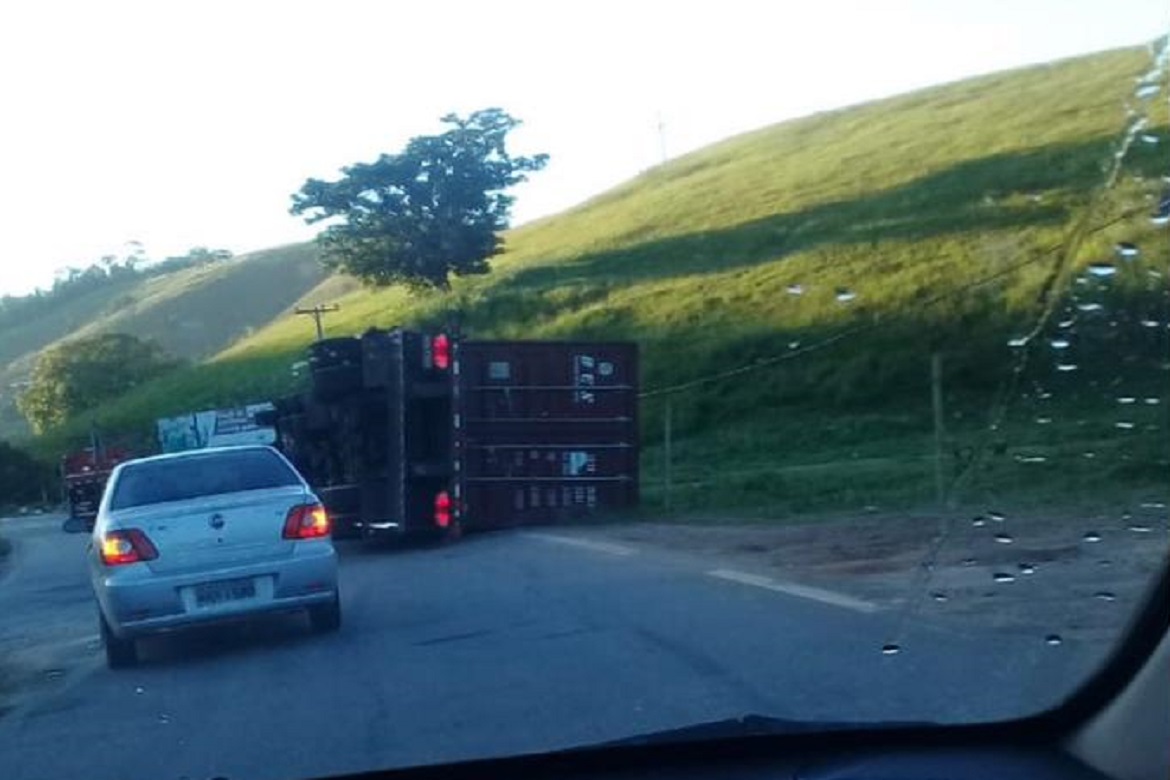  Carreta com granito tomba na Rodovia do Frade