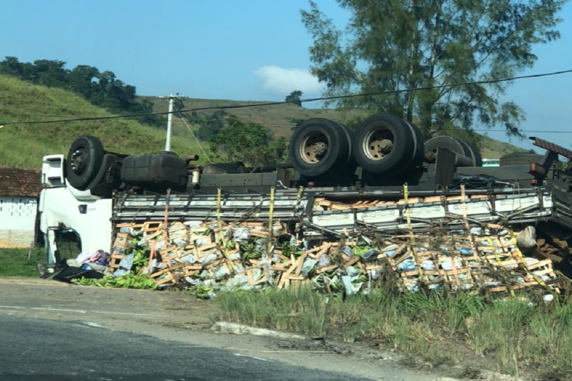  Caminhão carregado de banana tomba em Cachoeiro