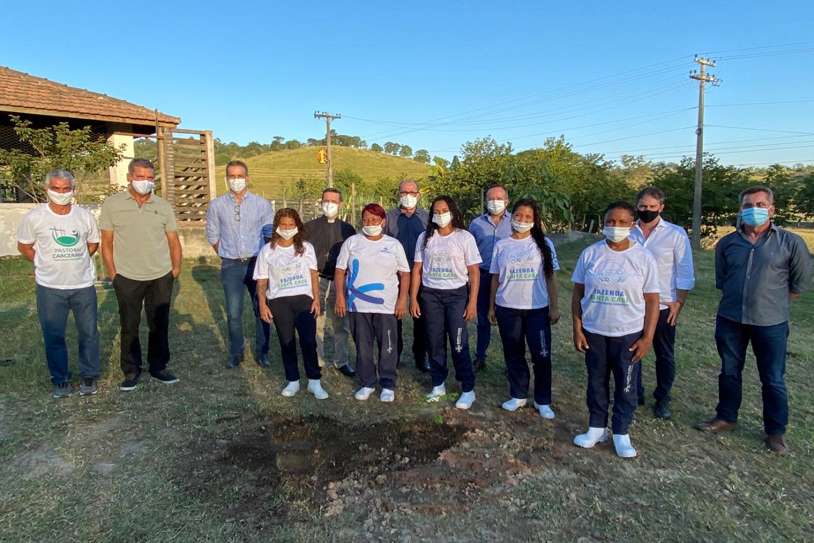  Bispo Dom Luiz conhece projeto Cuidar de Vidas e planta árvore na Fazenda da Santa Casa