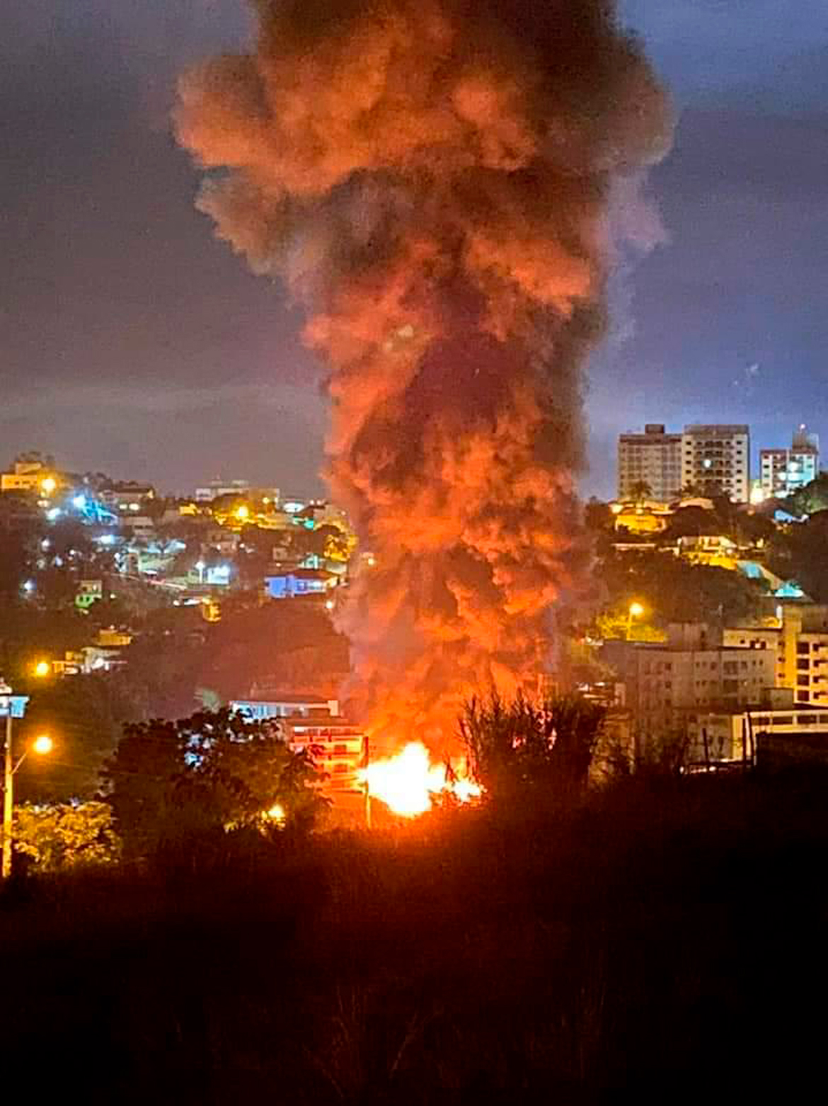  Ferro velho pega fogo em Cachoeiro