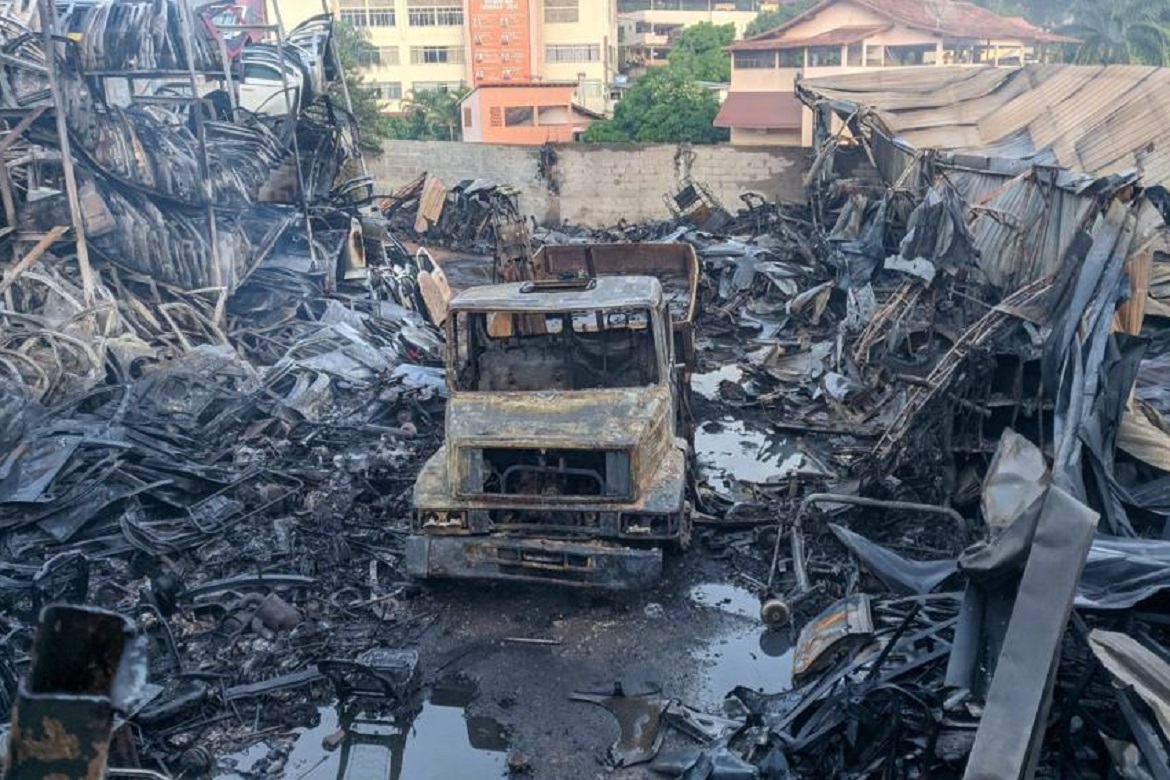  Ferro velho fica completamente destruído após incêndio