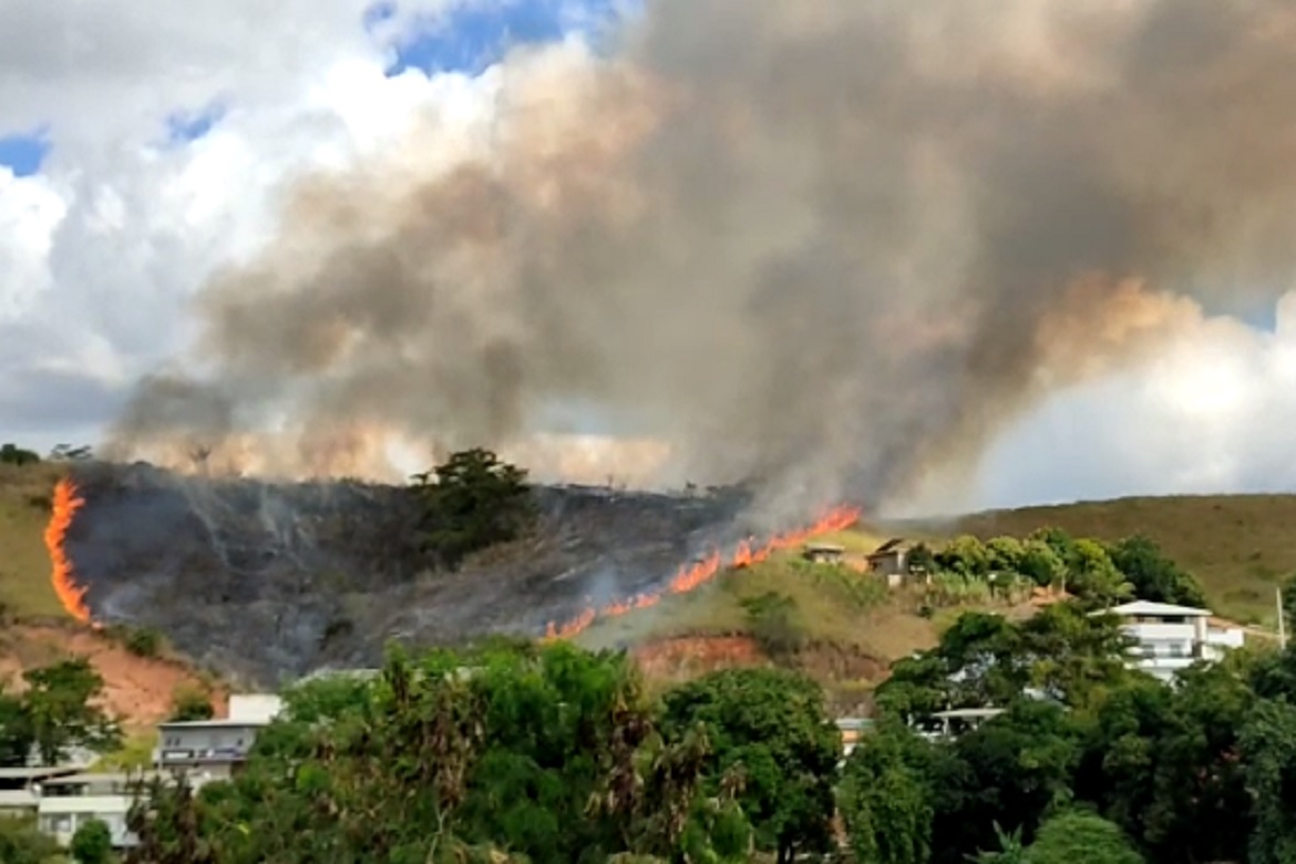  Incêndio atinge vegetação em bairro de Cachoeiro