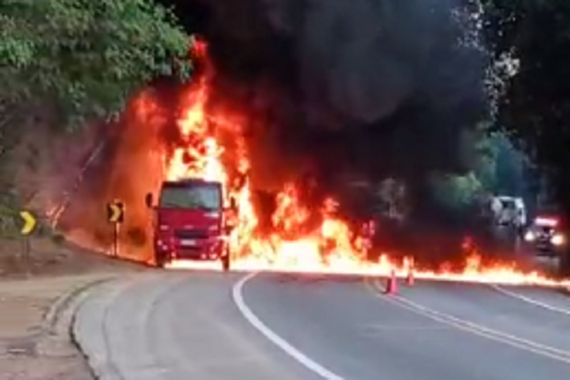  Caminhão pega fogo na BR 101