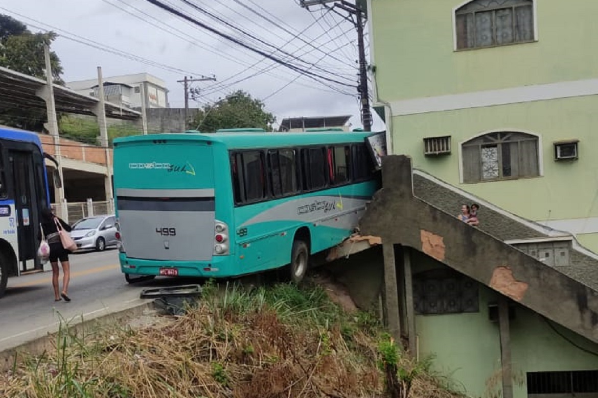  Motorista morre após passar mal e perder controle de ônibus em Cachoeiro