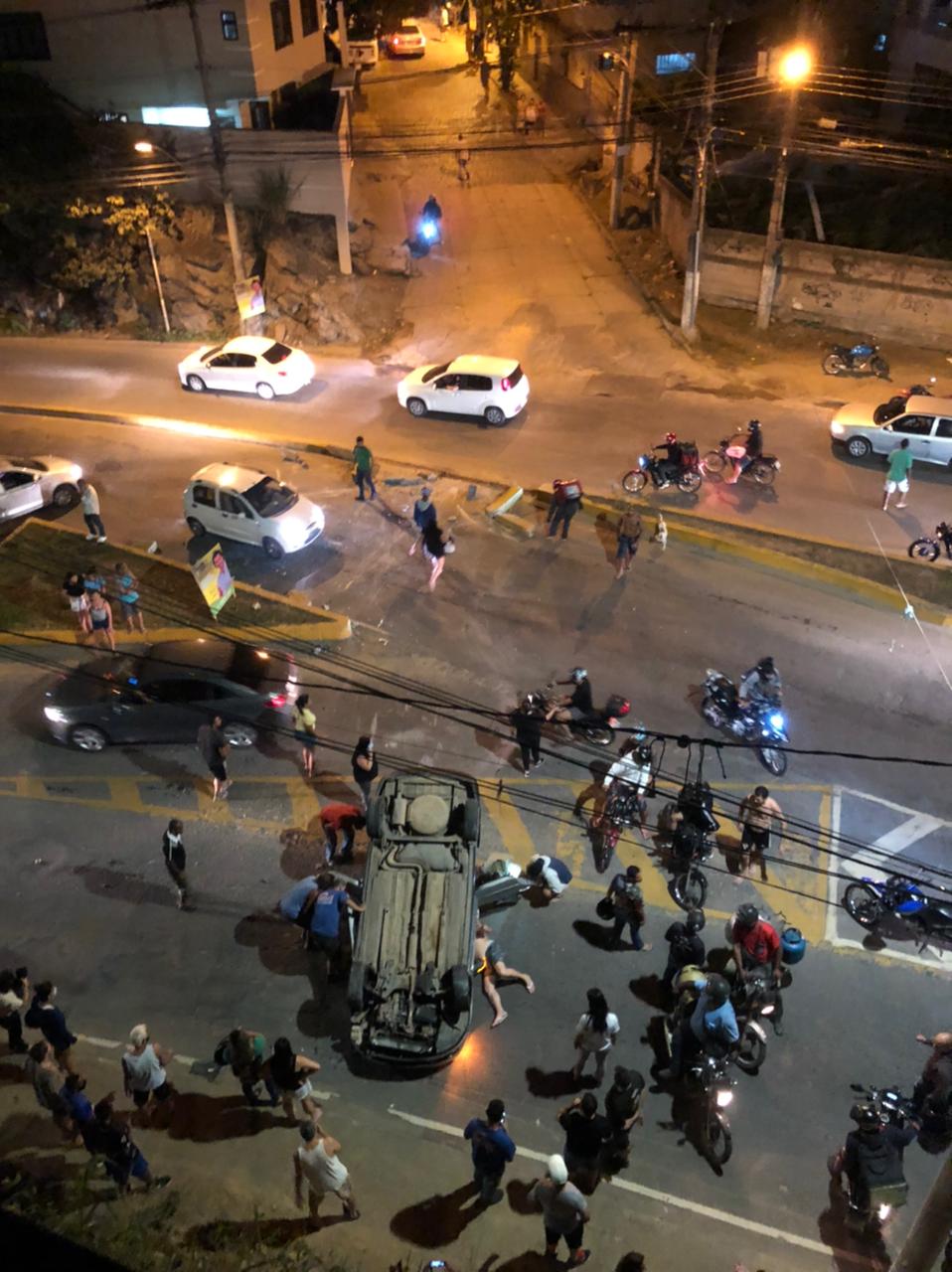  Carro capota em avenida movimentada em Cachoeiro