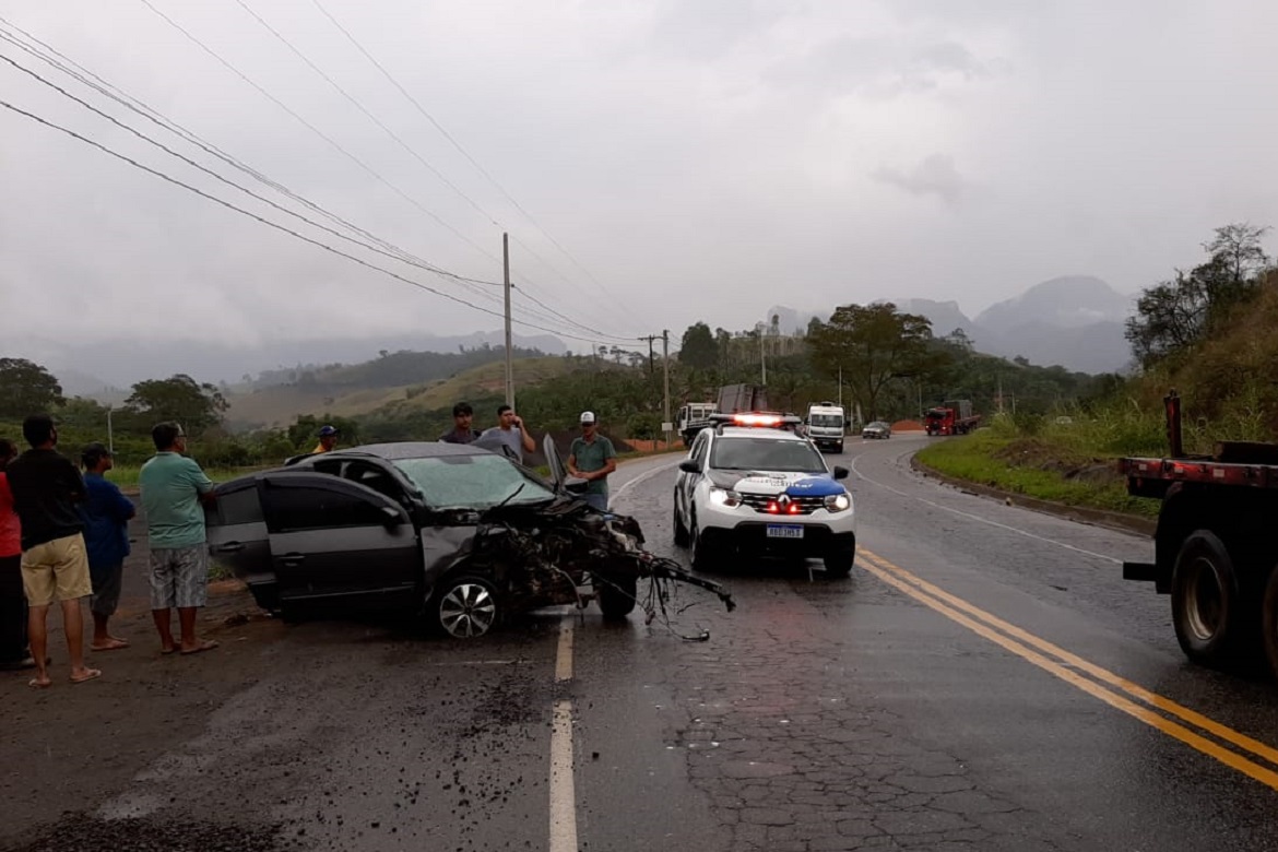  Carro colide com caminhão carregado de granito em Cachoeiro