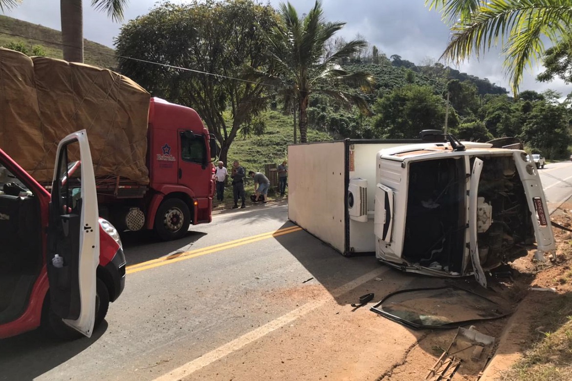  Carro perde controle e bate em caminhão na BR 482