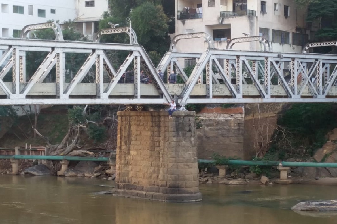  Mulher ameaça se jogar de ponte no centro de Cacheiro