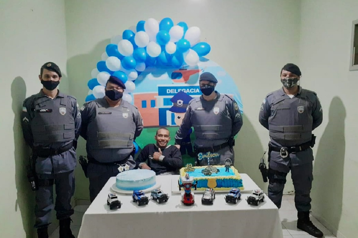  Policiais fazem surpresa durante aniversário em Jerônimo Monteiro