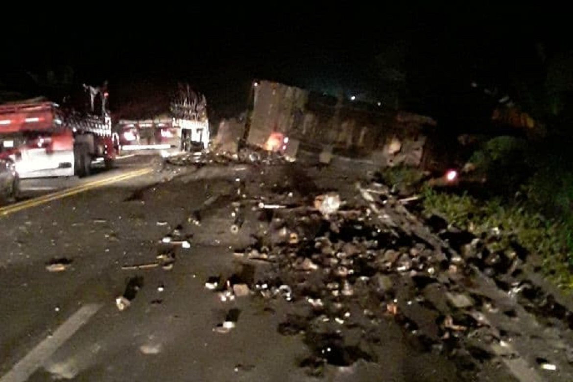  Carreta tomba e atrapalha trânsito na BR 101