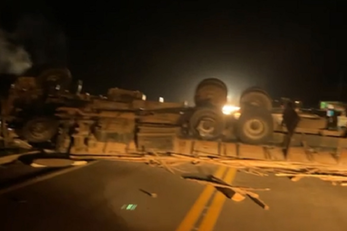  Carreta tomba e bloqueia trânsito em rodovia de Cachoeiro