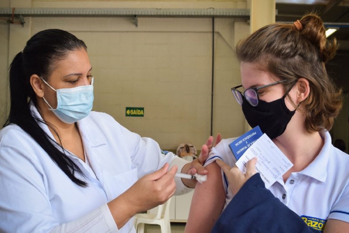  Cachoeiro vacina trabalhadores da indústria e da limpeza urbana contra Covid