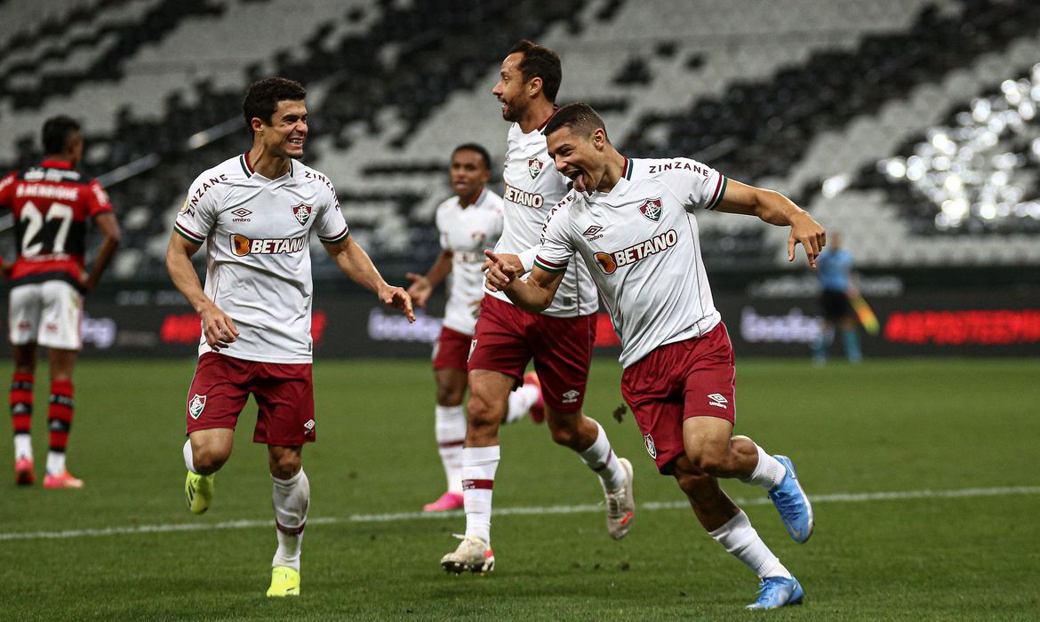  Com gol na reta final do jogo, Fluminense vence Flamengo em São Paulo