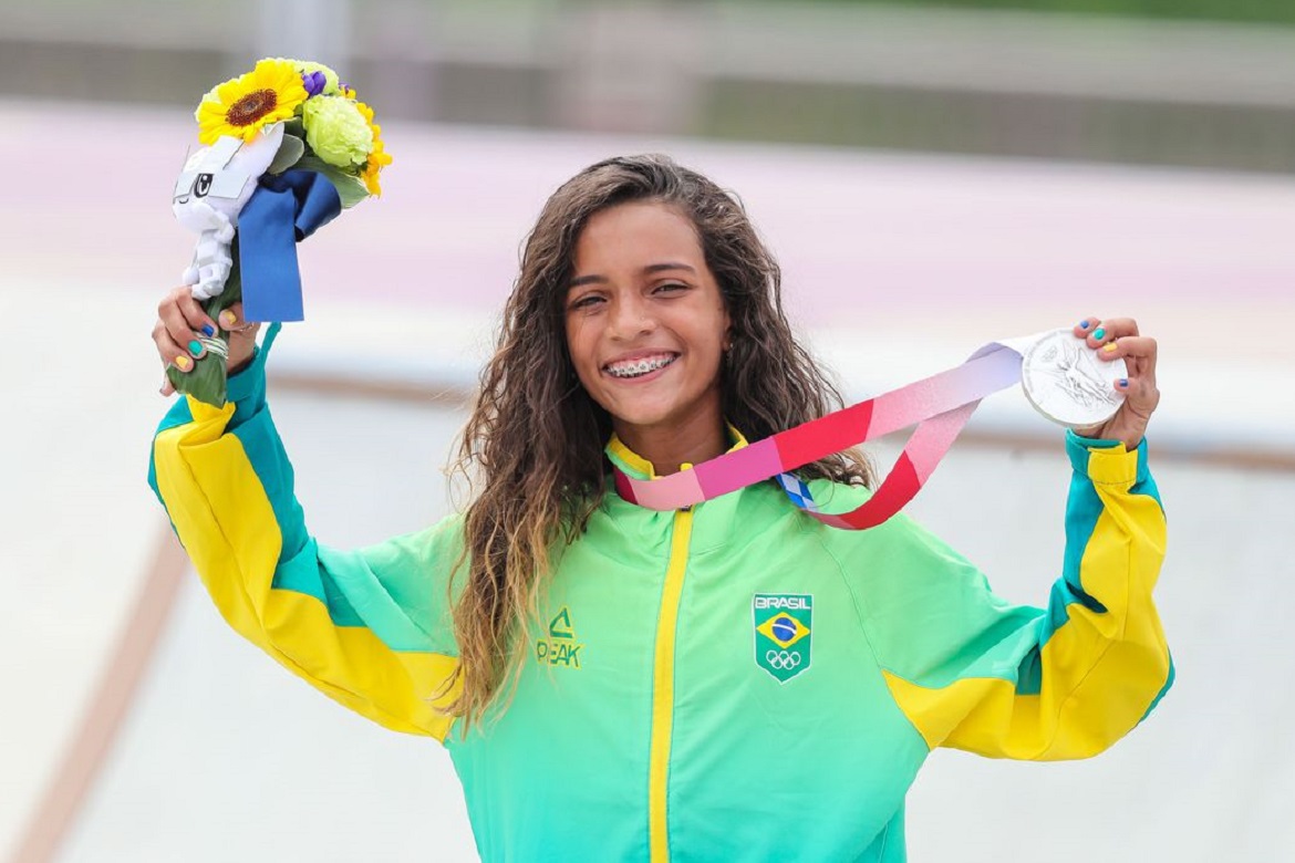  Rayssa Leal fatura prata no skate street em Tóquio