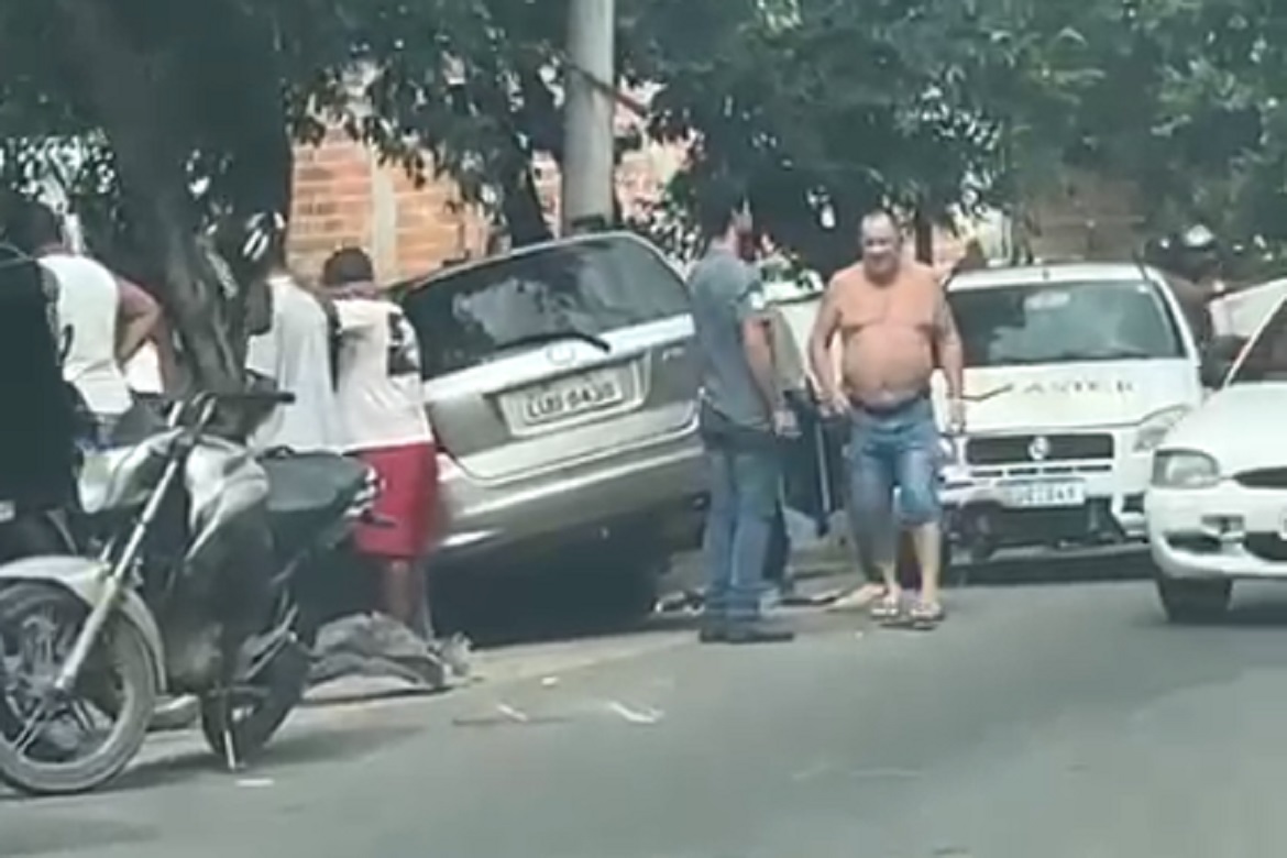  Acidente entre carro e moto deixa motociclista desacordado