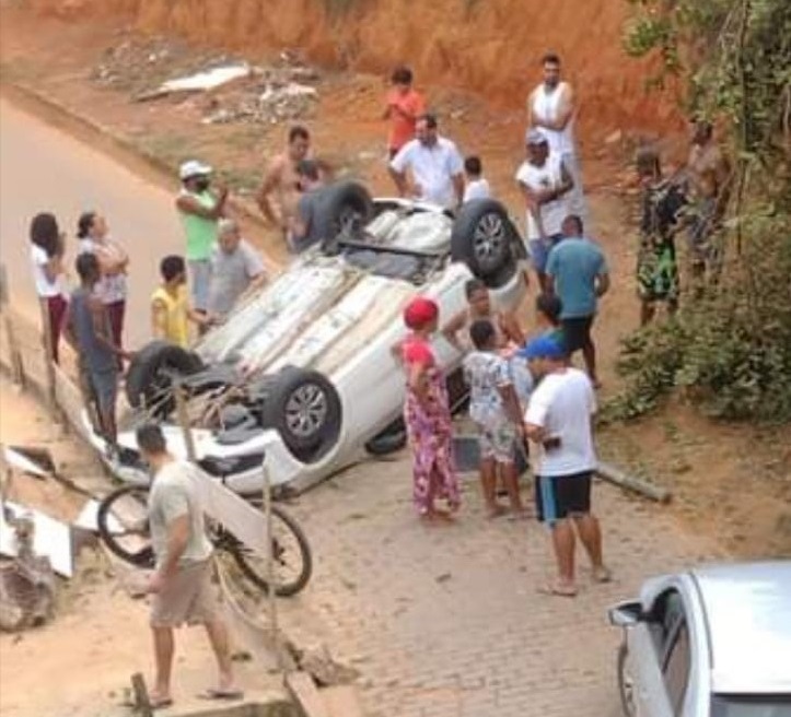  Carro cai de barranco após desviar de um caminhão