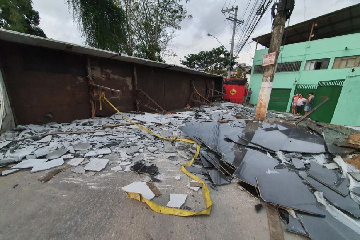  Caminhão carregado com chapas de granito tomba em Cachoeiro