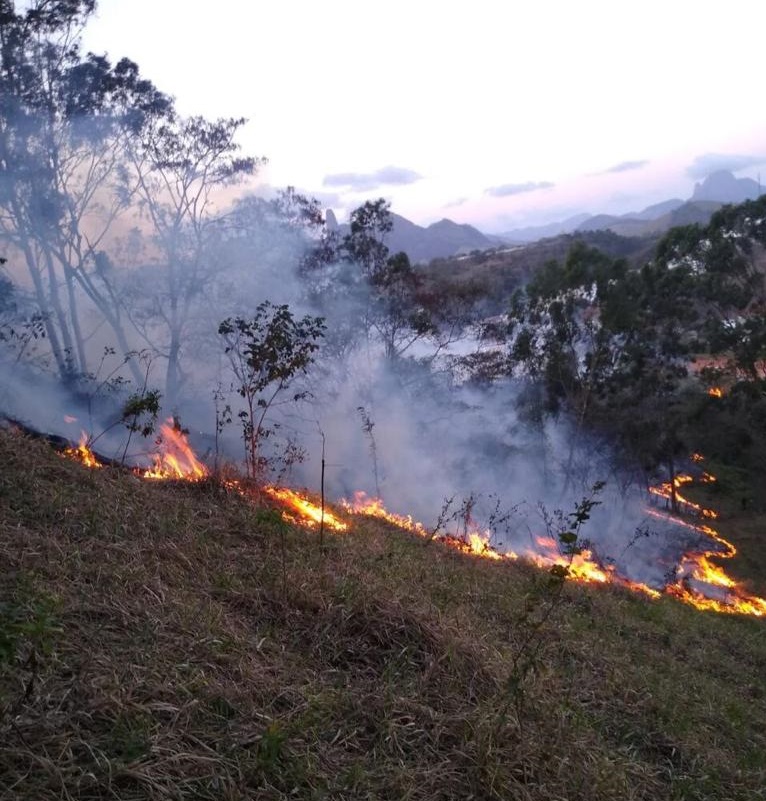  Incêndio atinge vegetação e chega próximo a Condomínio em Cachoeiro