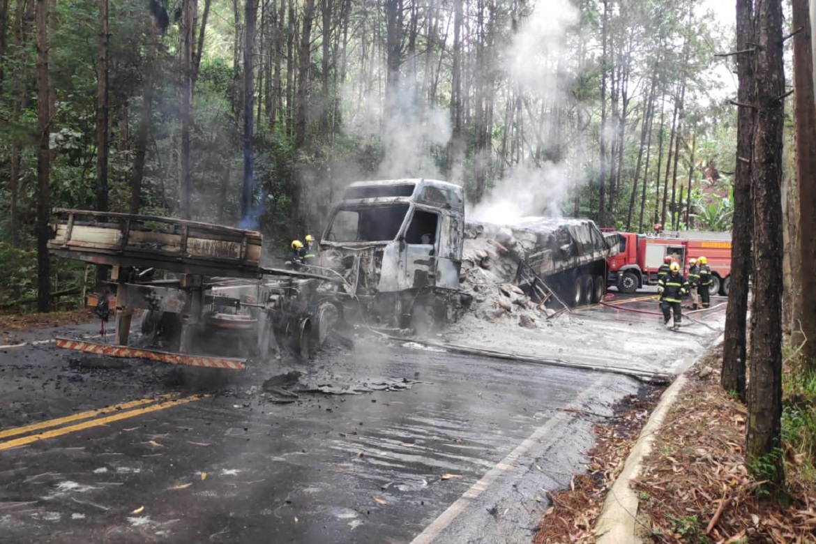  Carretas pegam fogo após colidirem na ES 164