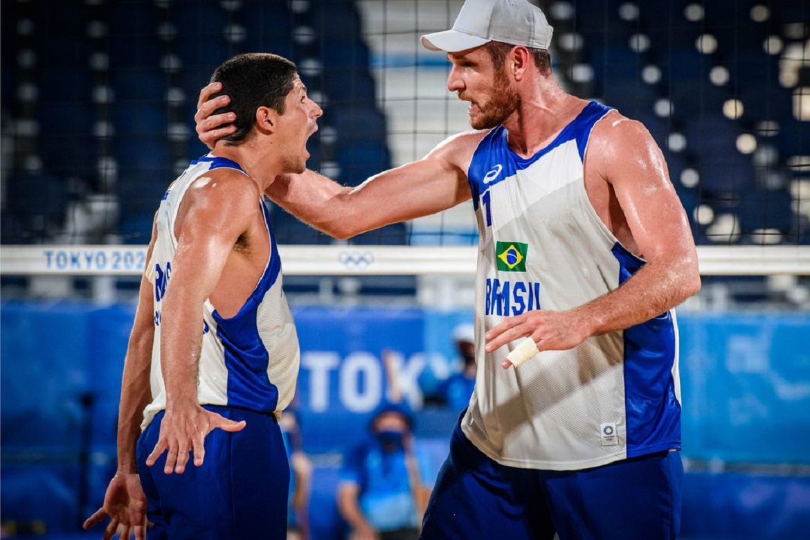  Alison e Álvaro vencem e avançam para as quartas no vôlei de praia