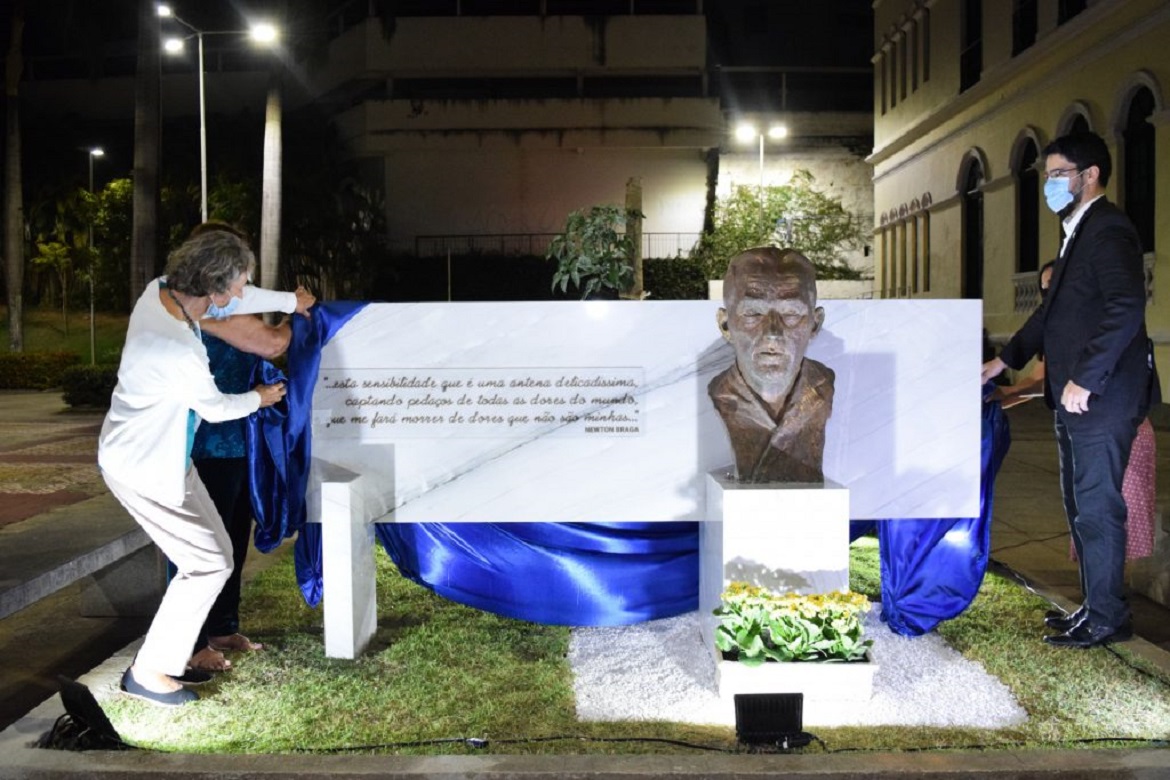  Busto de Newton Braga é reinaugurado na praça Jerônimo Monteiro