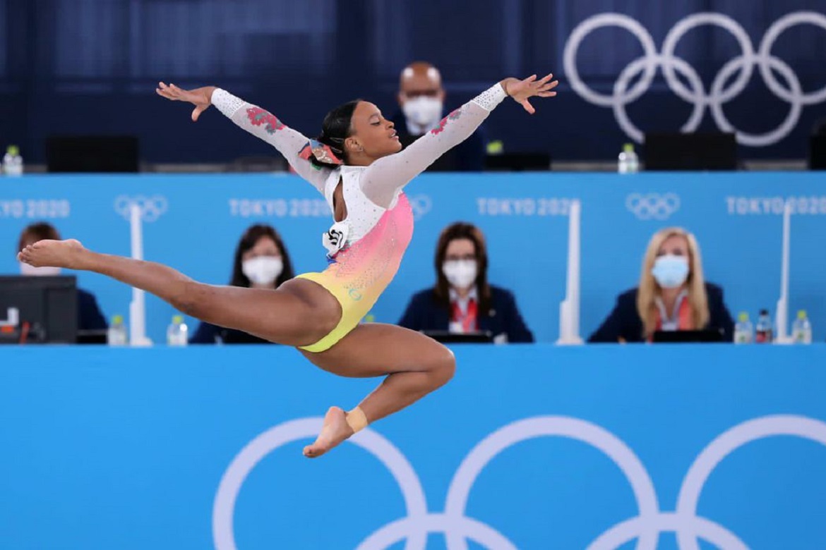  Após ouro e prata, Rebeca Andrade fica em 5º lugar no solo