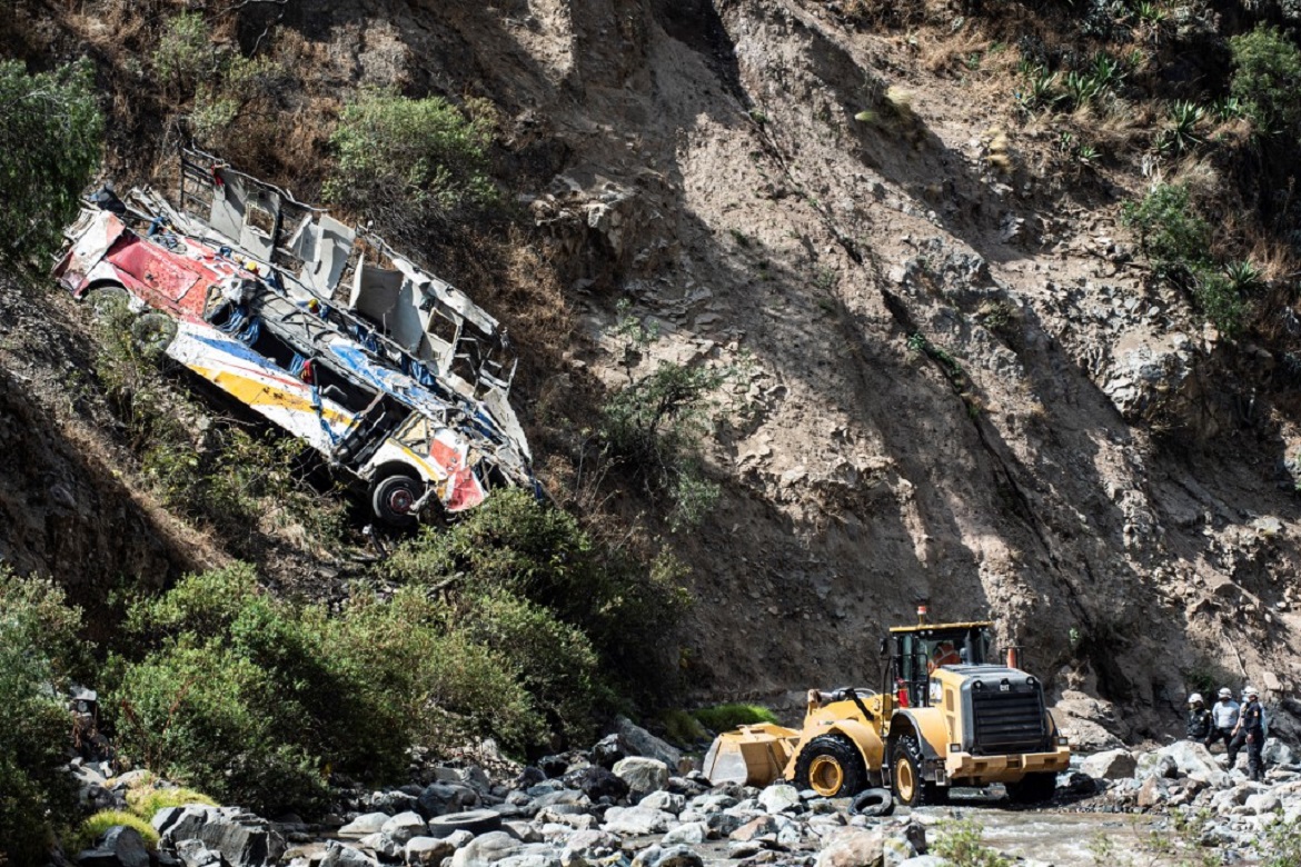  Ônibus cai em despenhadeiro e deixa pelo menos 33 mortos e 20 feridos no Peru