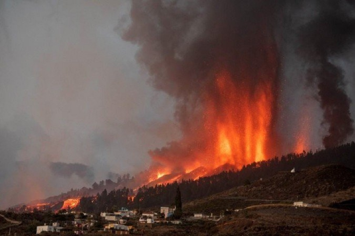  Nove dias após erupção, lava de vulcão Cumbre Vieja chega ao oceano