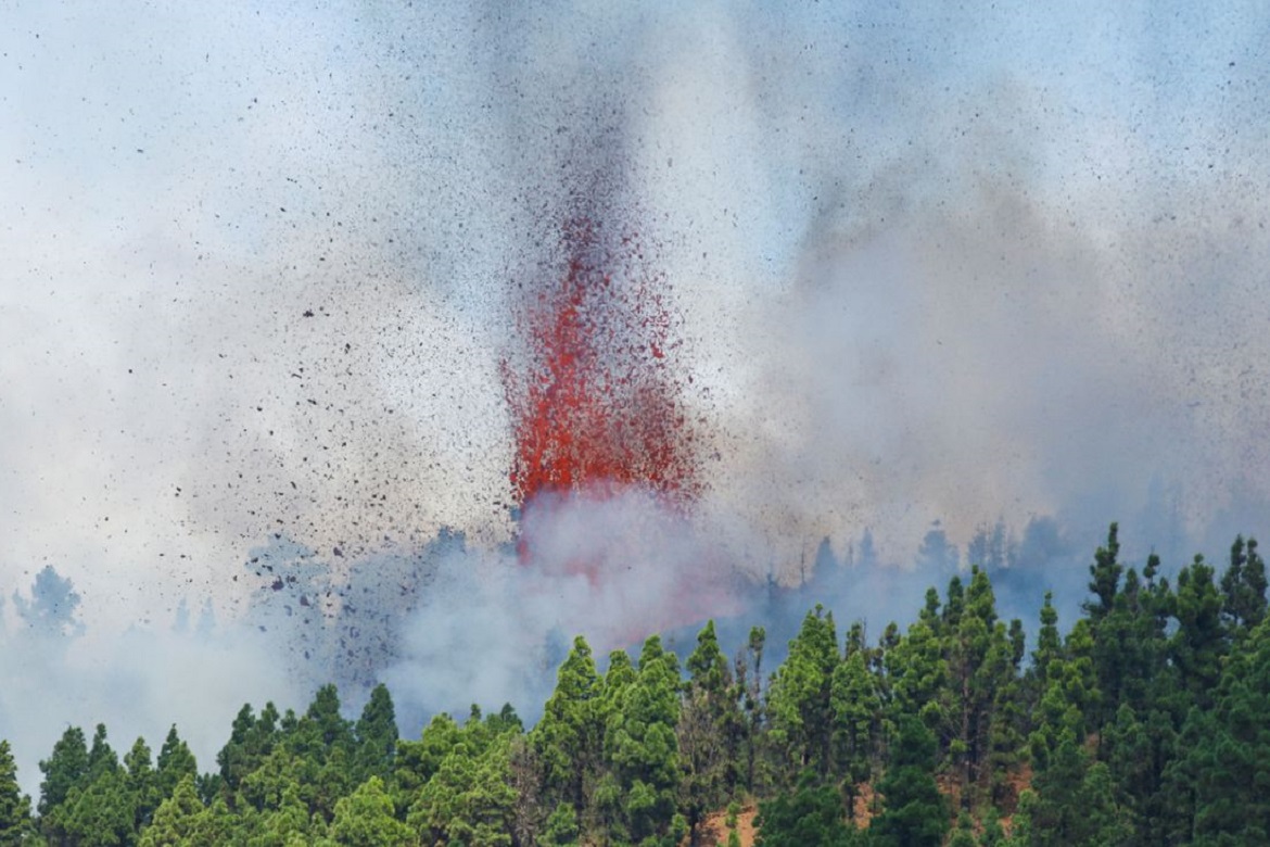  Lava de vulcão nas Ilhas Canárias continua a se aproximar da água