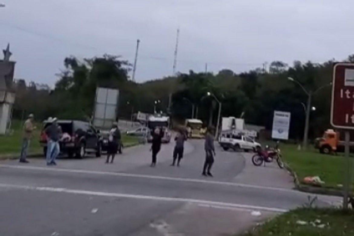  Caminhoneiros seguem parados em Rodovias no Sul do Estado