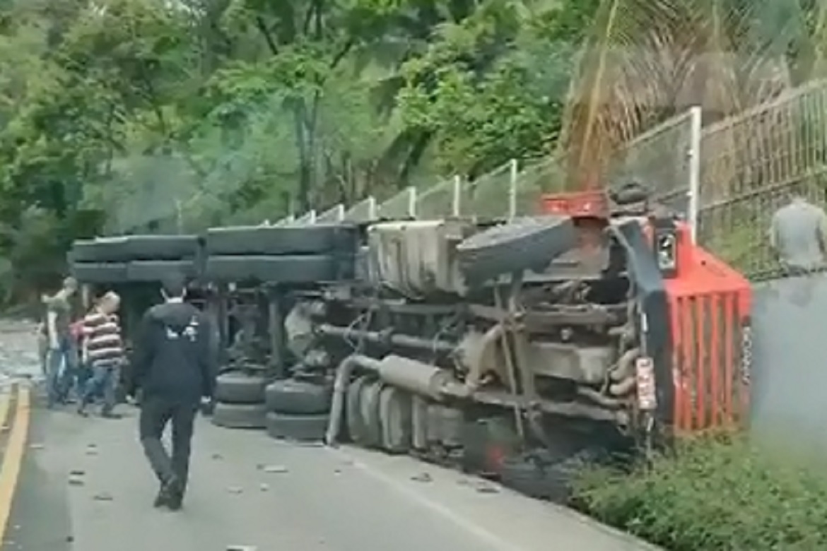  Motorista perde controle e caminhão tomba na ES 164