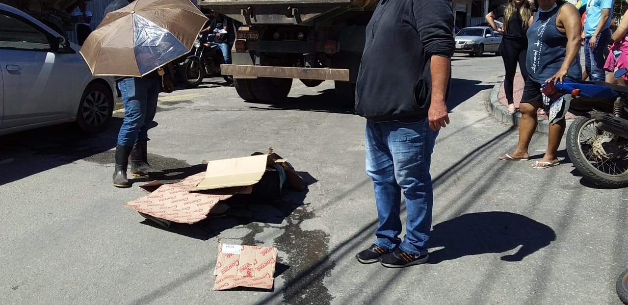  Ciclista fica gravemente ferido após ser atropelado por caminhão em Cachoeiro