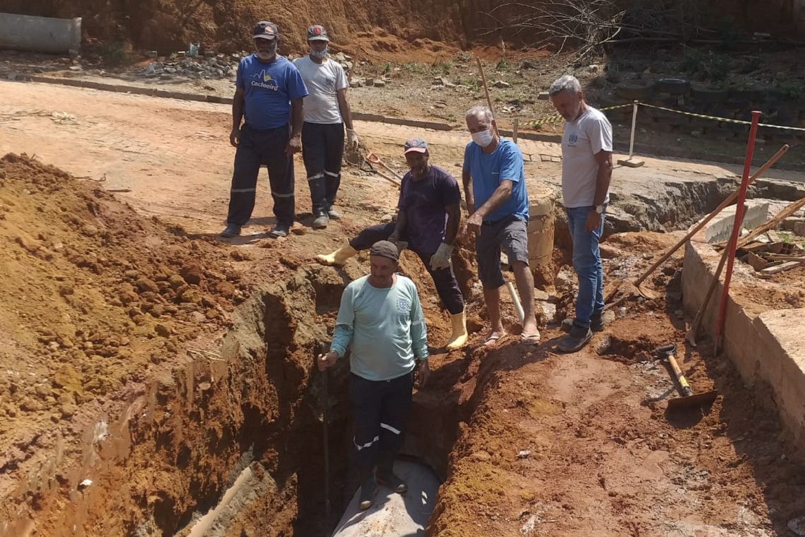  Vereador Brás Zagotto trabalha de ajudante em obras da prefeitura no bairro Vila Rica