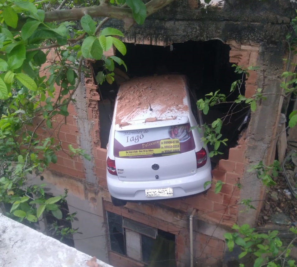  Motorista perde controle de carro e invade imóvel