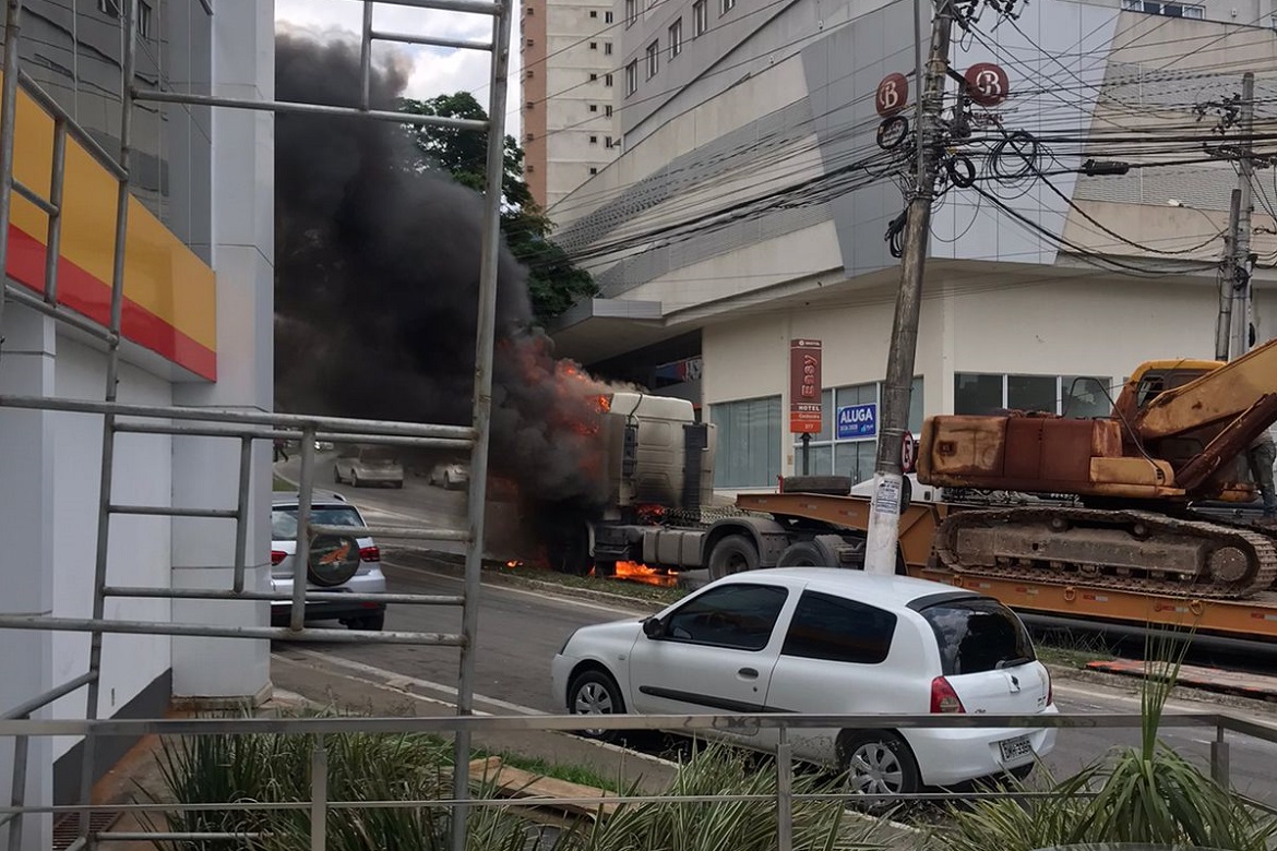  Carreta pega fogo em avenida movimentada de Cachoeiro de Itapemirim