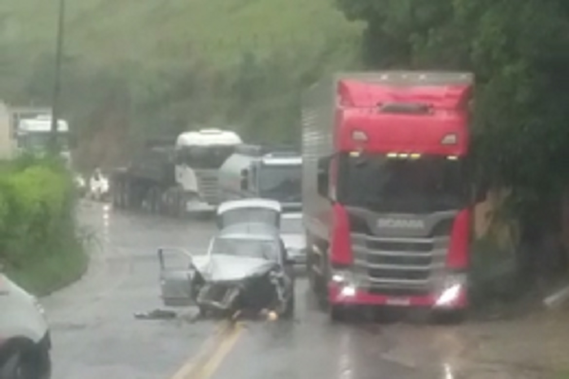  Carro bate em árvore e deixa trânsito lento na Rodovia do Frade