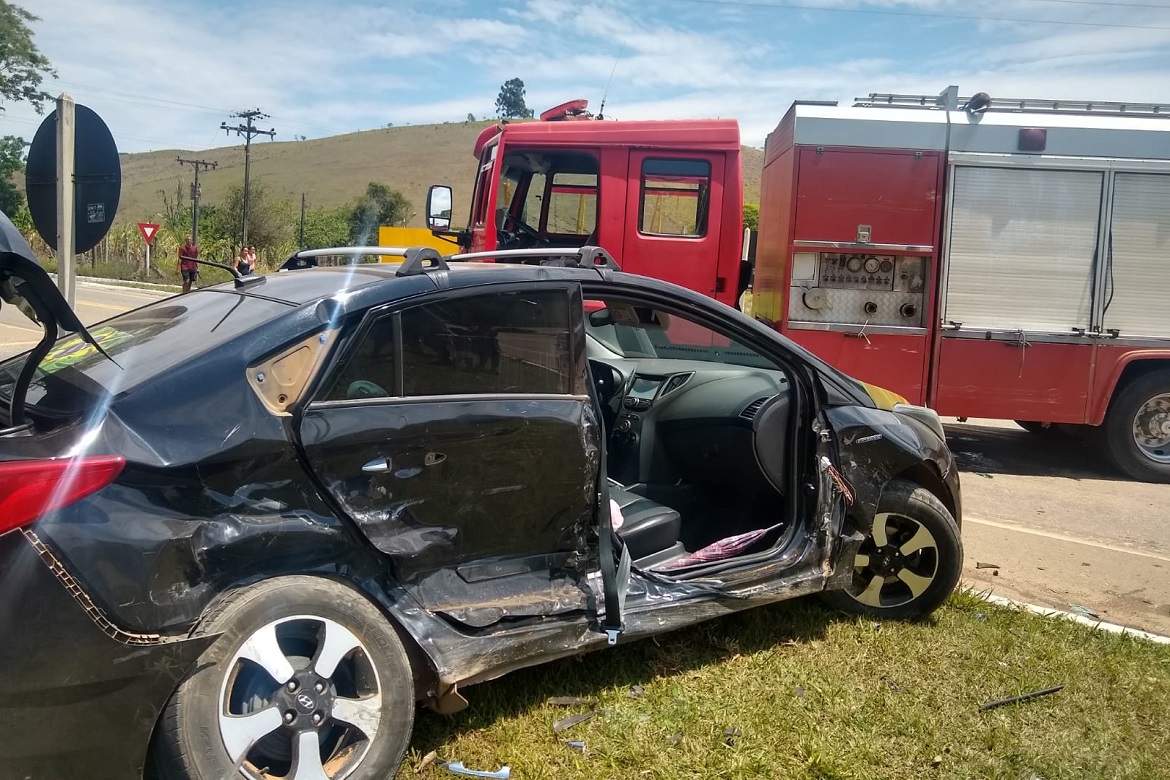  Acidente entre dois carros em Guaçuí deixa uma pessoa presa às ferragens