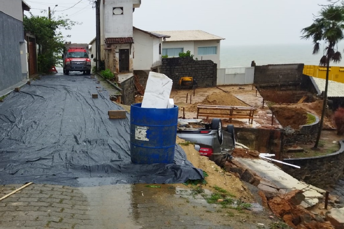  Em Iriri, rua cedeu e levou veículo que estava estacionado