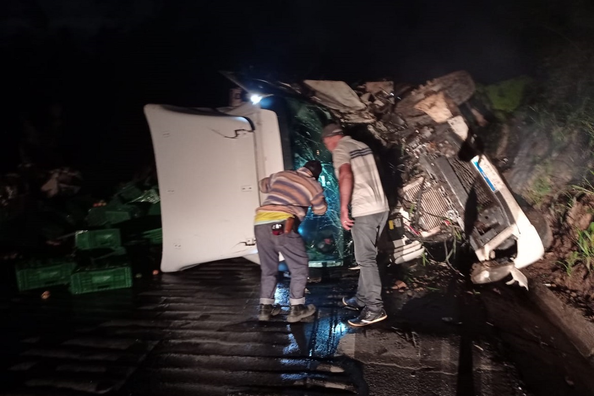  Motorista fica ferido após caminhão tombar na ES 164