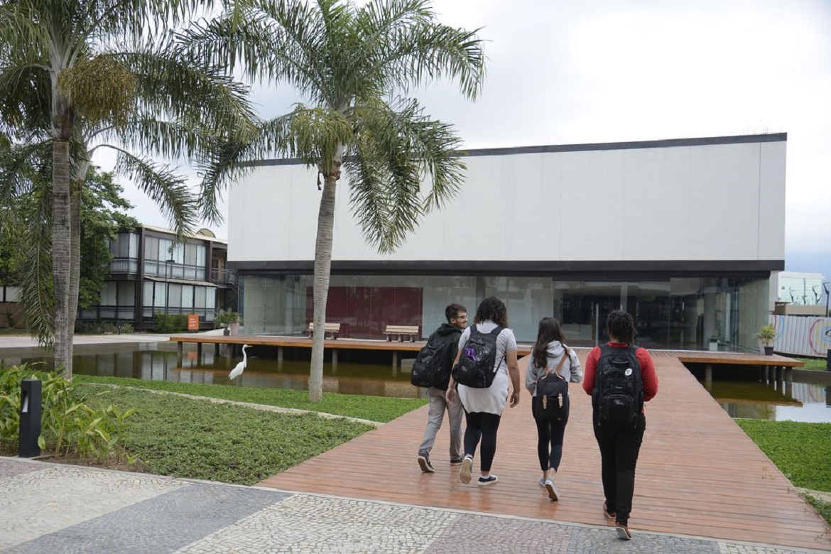  Pesquisa mostra preocupação de estudantes com mercado de trabalho