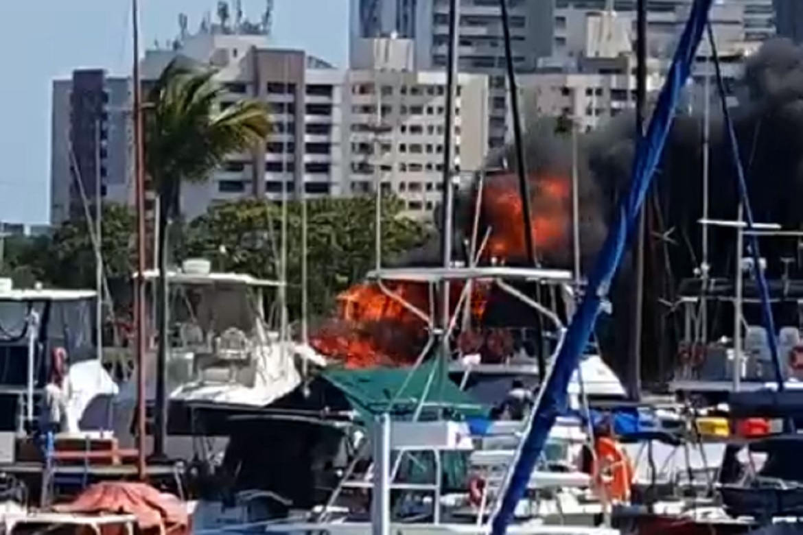  Corpo de Bombeiros trabalhou por três horas para combater incêndio de lancha em Vitória e evitar novos acidentes