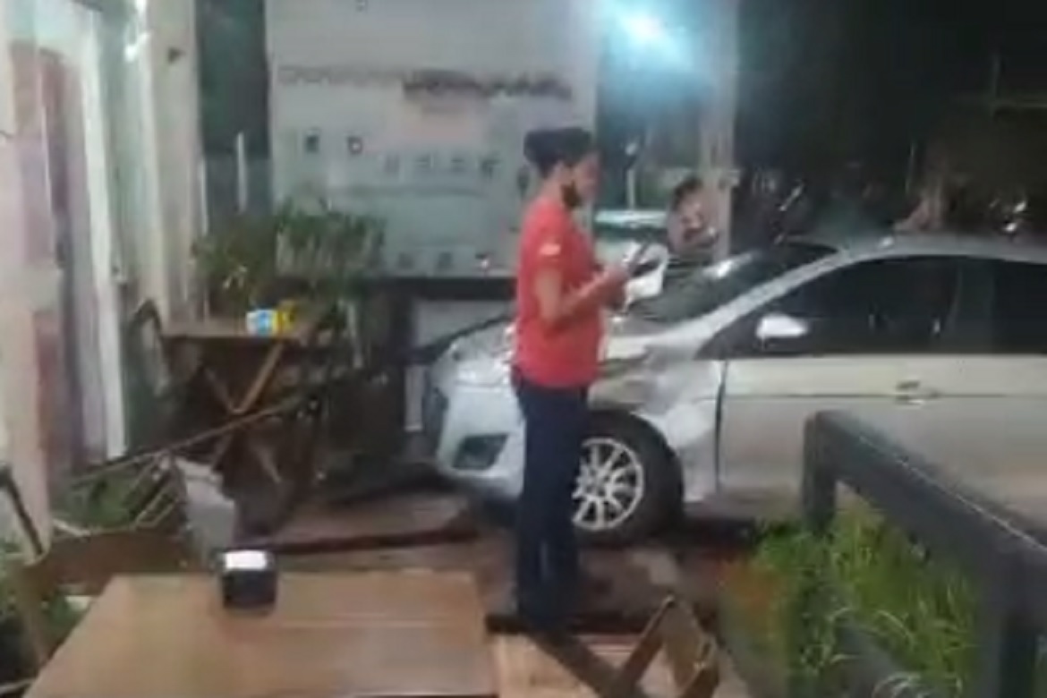  Caminhonete bate em carro estacionado que quase invade padaria em Anchieta