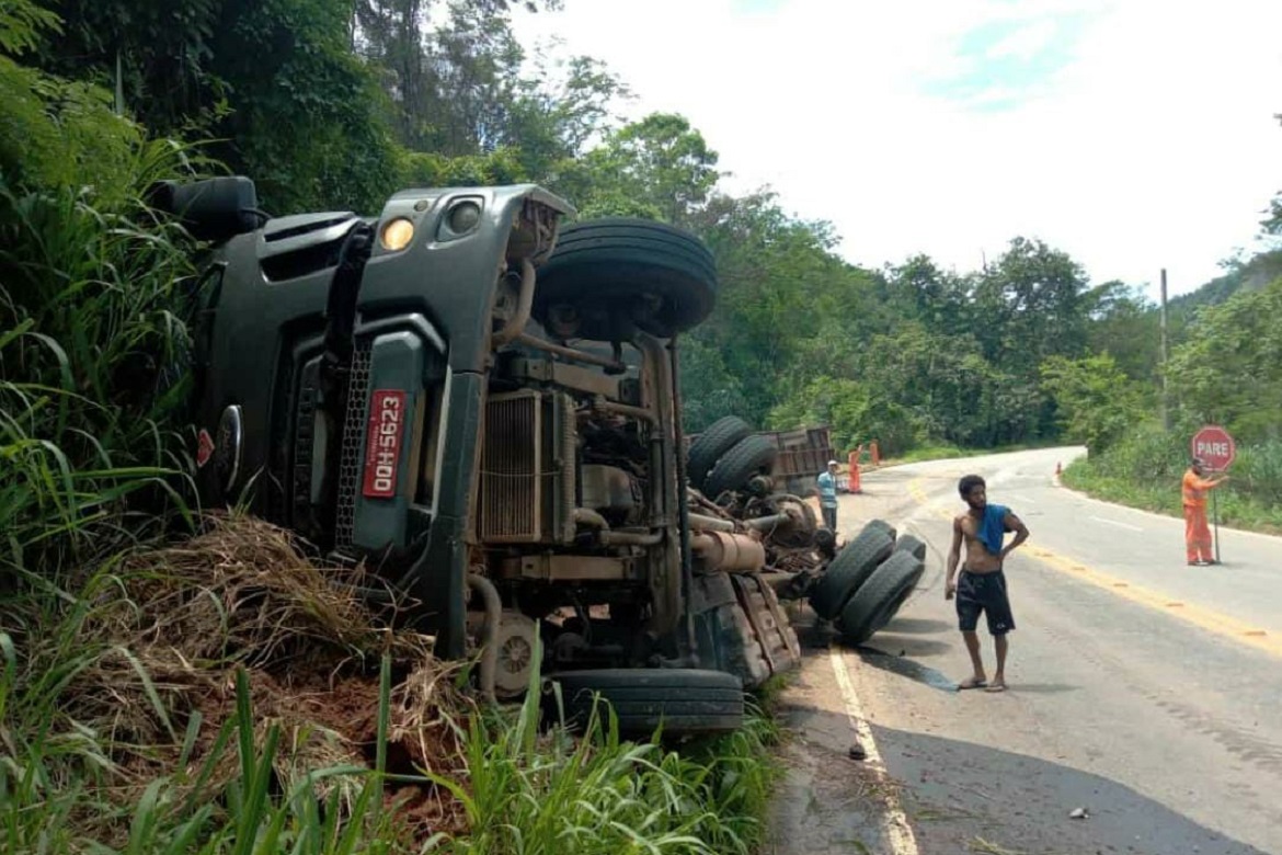  Caminhão tombou na Rodovia Pedro Cola após motorista perder controle do veículo