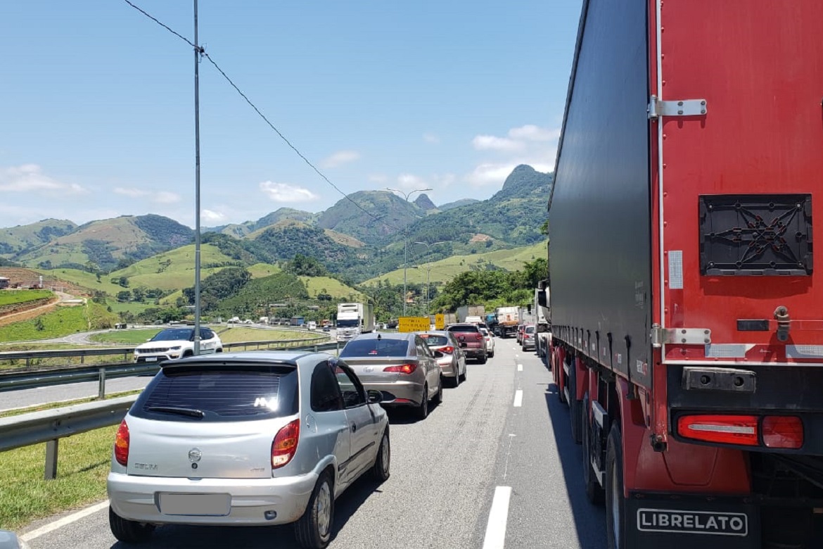  Queda de árvore e acidente causam congestionamento em Iconha por dois dias seguidos