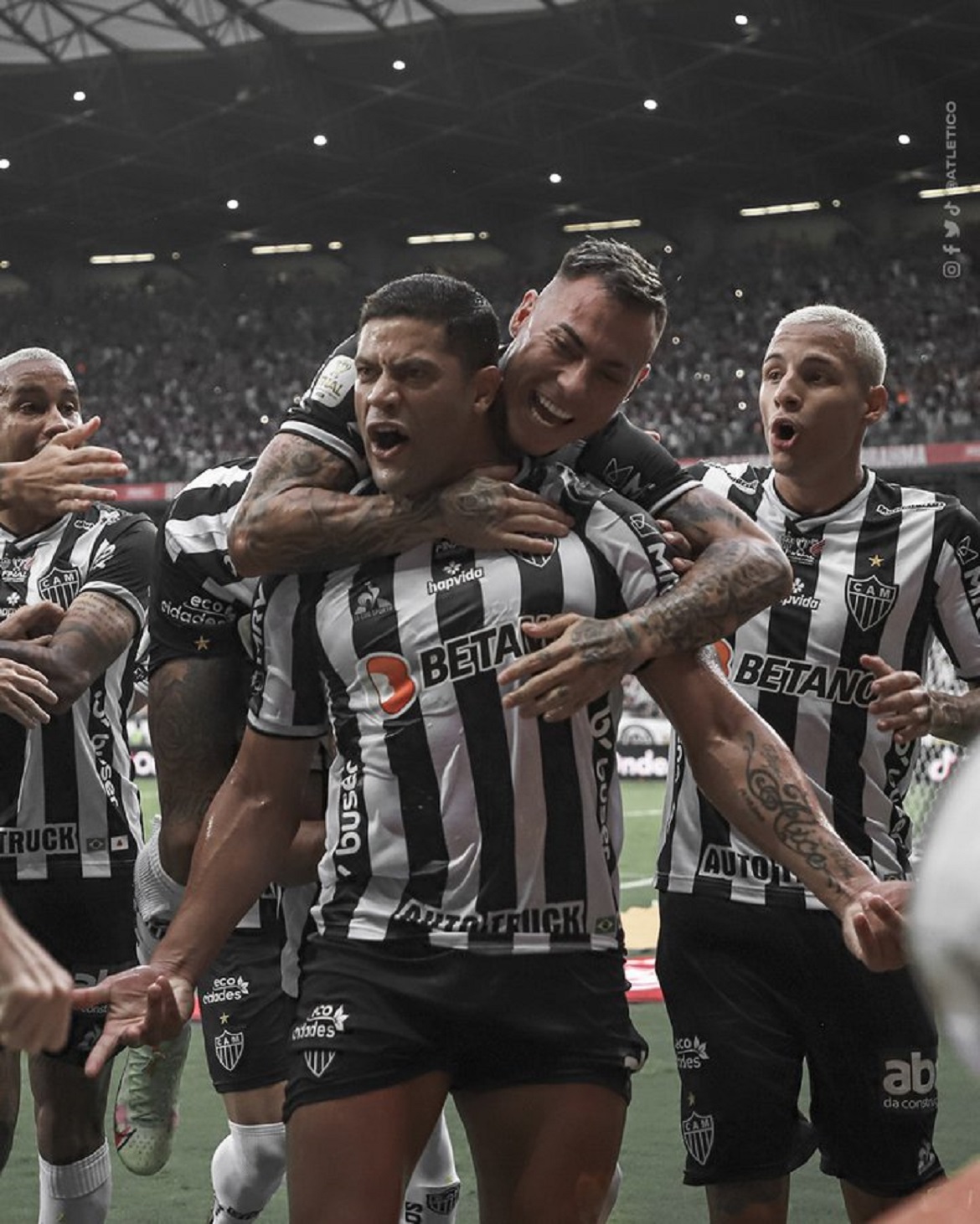  Galo com a mão na taça da Copa do Brasil