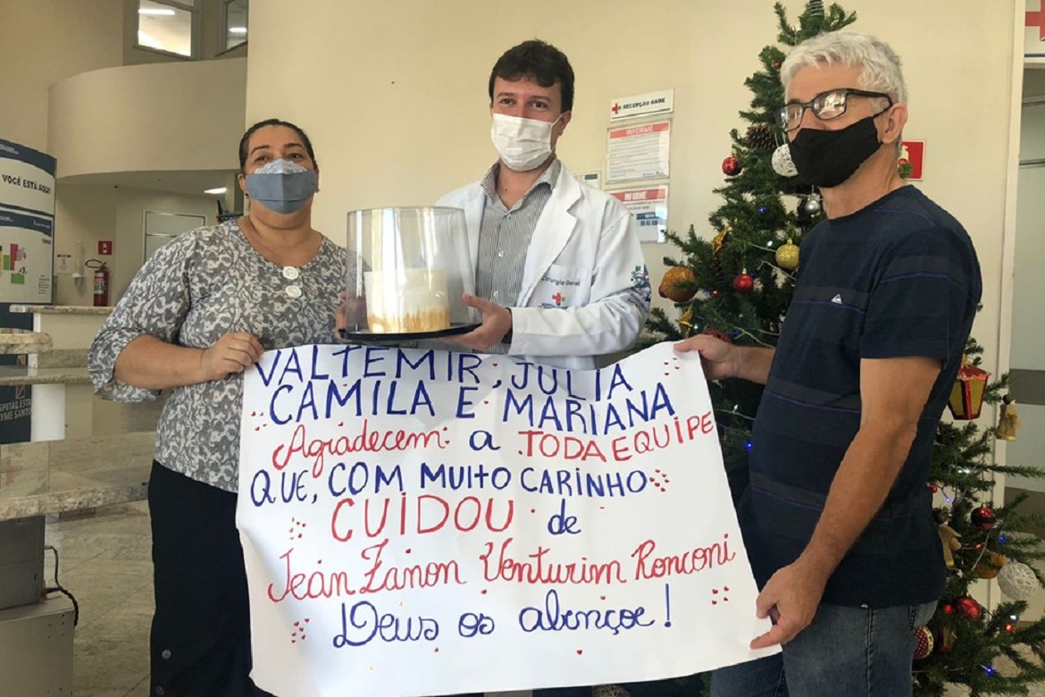  Gratidão: Família volta à hospital para homenagear equipe médica que tratou filho com Covid