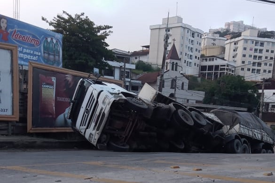  Carreta tomba em avenida movimentada de Cachoeiro