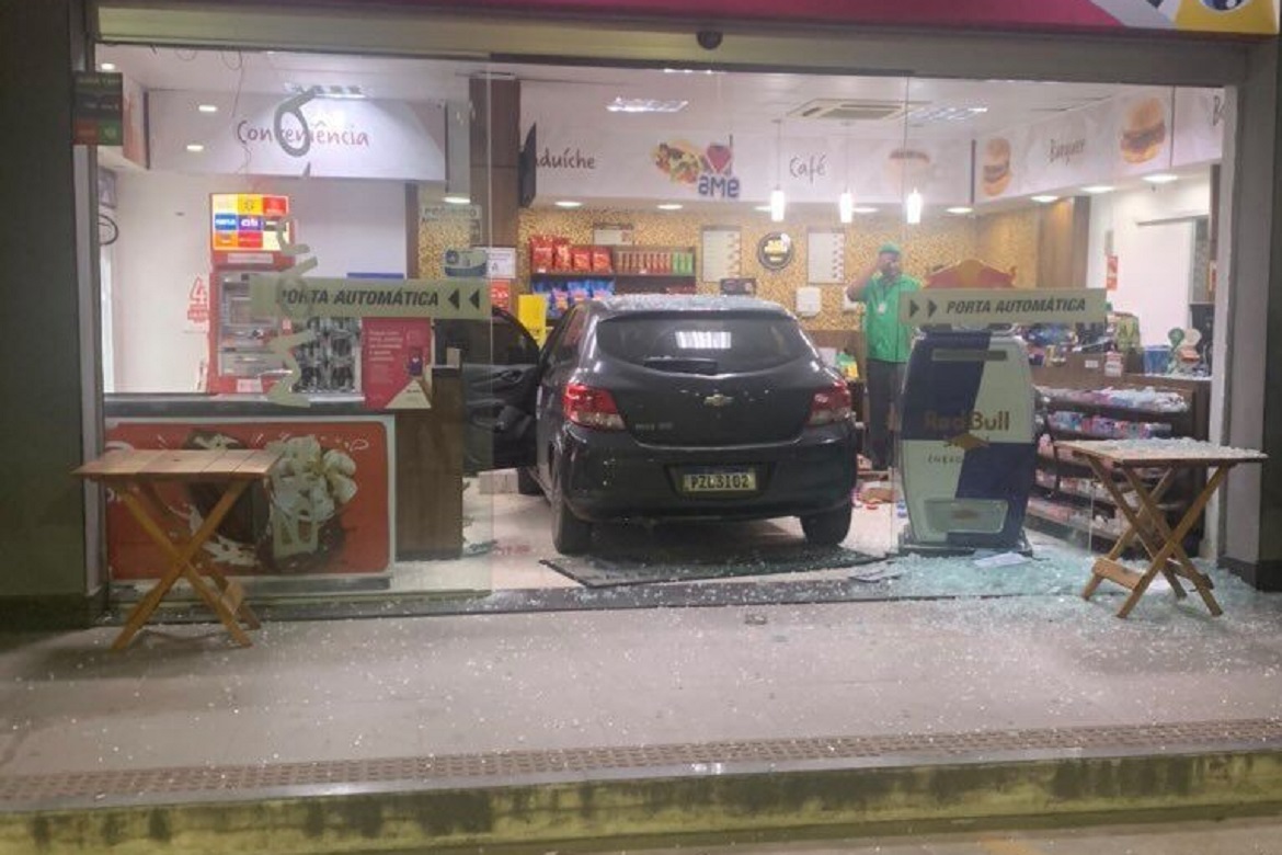  Motorista perde controle e carro vai parar dentro de loja de conveniência em Cachoeiro